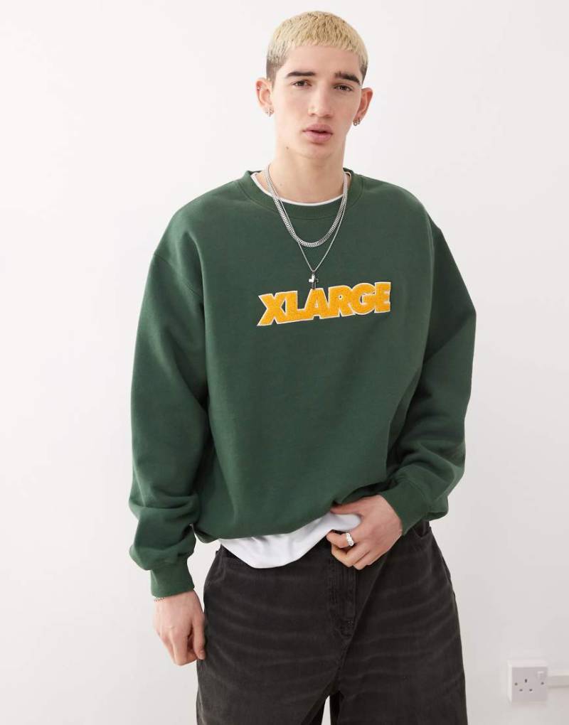 XLARGE - Sweatshirt in Grün mit kontrastierendem, strukturiertem Logo von Xlarge