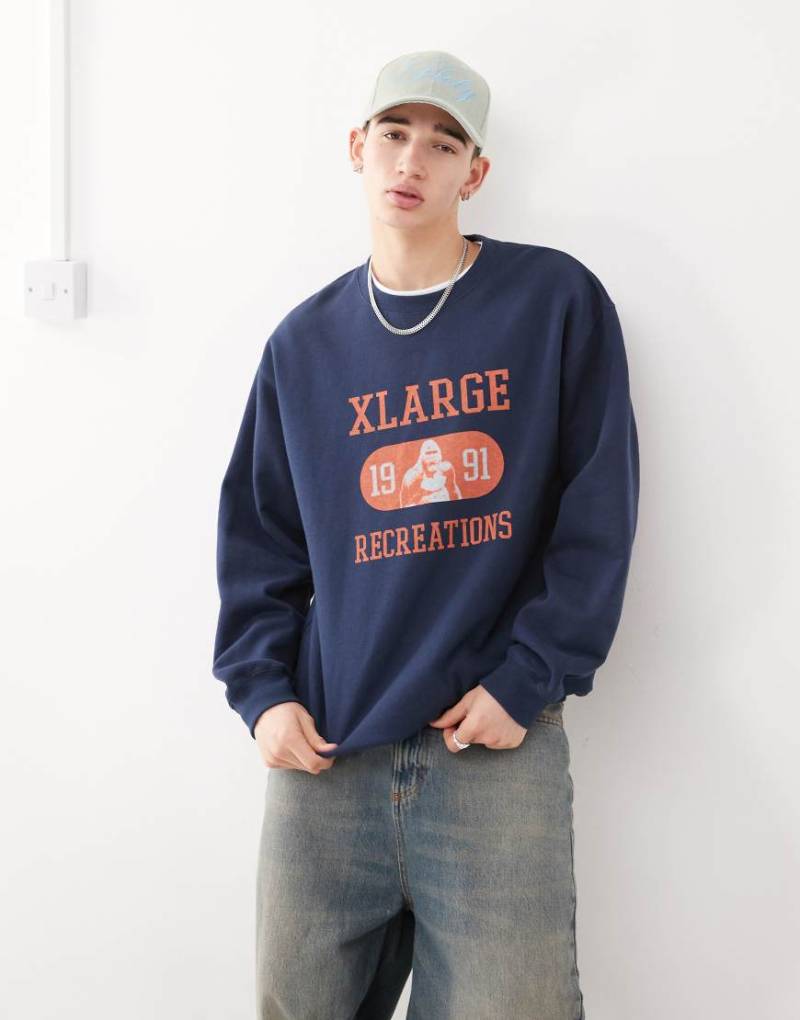 XLARGE - Sweatshirt in Marineblau mit kontrastierendem„Recreations"-Print von Xlarge