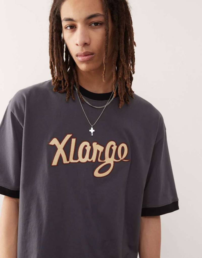 XLARGE - T-Shirt in Dunkelgrau mit Retro-Schriftzug-Logo und Kontrastabschlüssen von Xlarge