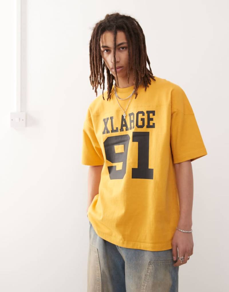 XLARGE - T-Shirt in Gelb mit Oversize-Logo und „91"-Nummernprint von Xlarge