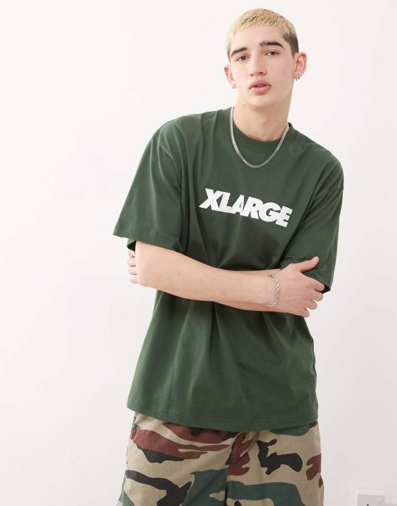 XLARGE - T-Shirt in Grün mit Logoprint auf der Vorderseite von Xlarge