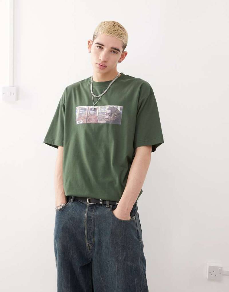 XLARGE - T-Shirt in Grün mit U-Bahn-Logoprint von Xlarge