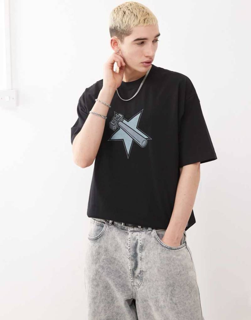 XLARGE - T-Shirt in Schwarz mit International-Logo auf dem Rücken von Xlarge