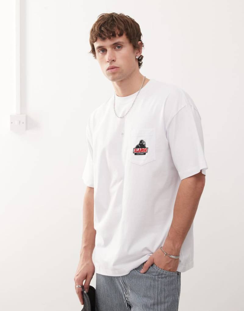 XLARGE - T-Shirt in Weiß mit Brusttasche und OG-Logo von Xlarge