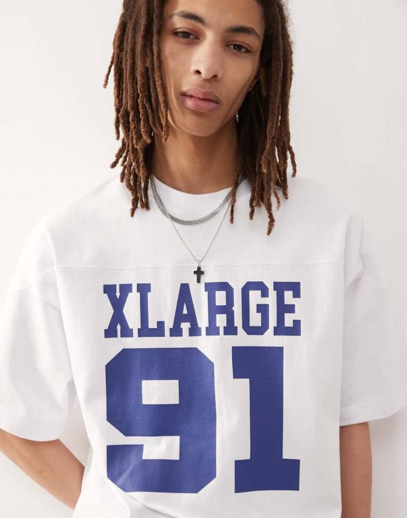 XLARGE - T-Shirt in Weiß mit Oversize-Logo und „91"-Nummernprint von Xlarge