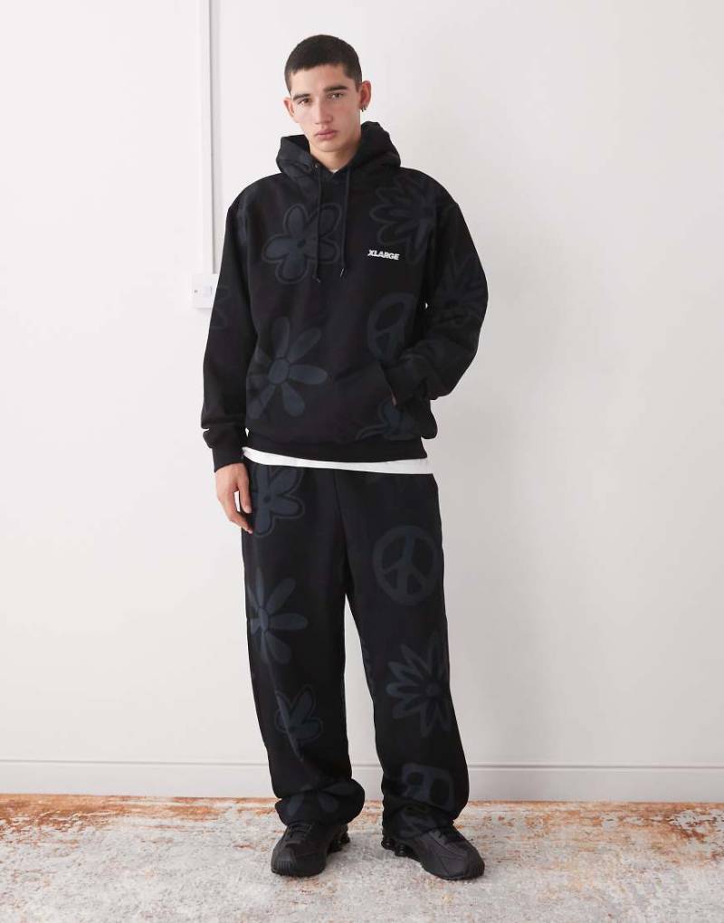 XLarge - Jogginghose in Schwarz mit elastischem Bund und Peace- und Logoprint, Kombiteil von Xlarge