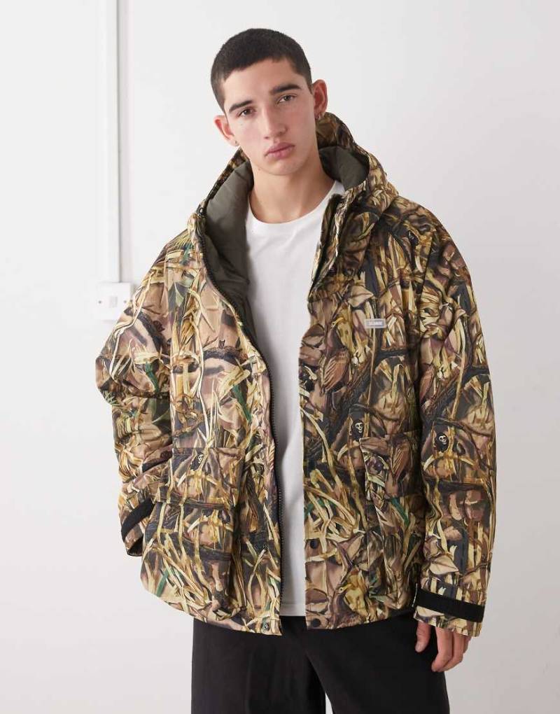 XLarge - Steppjacke in Grün mit Kapuze und Military-Muster-Bunt von Xlarge