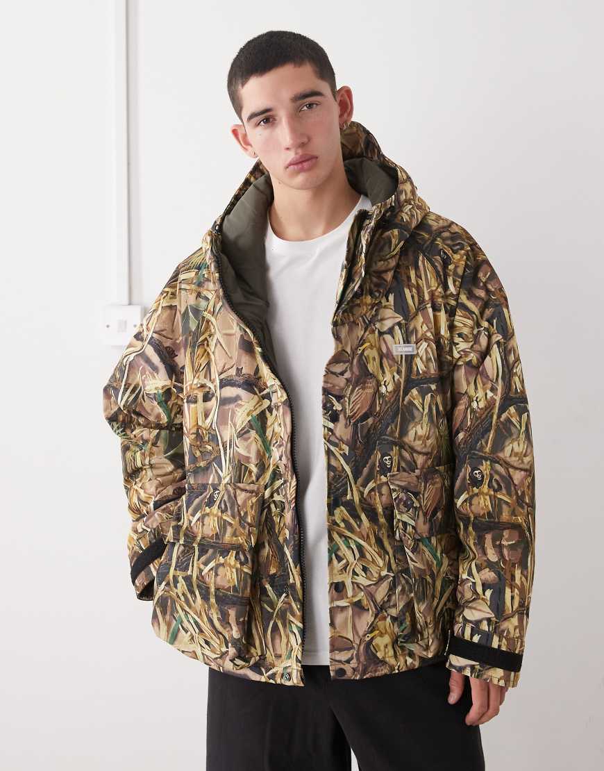 XLarge - Steppjacke in Grün mit Kapuze und Military-Muster-Bunt von Xlarge