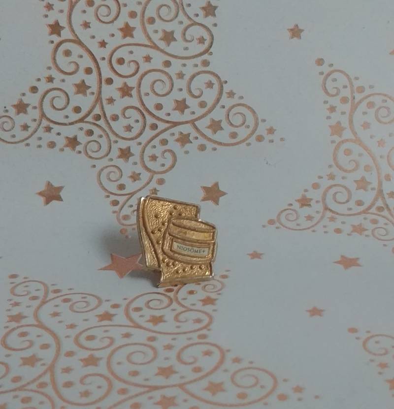 Pin Niosome+ Von Lancome, Anstecker Pin Niosome+ Von Lancome, Anstecker von Xoxiane