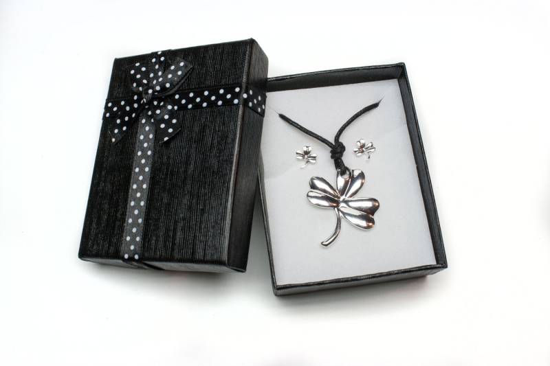 Expression Jewelry® Brand Shamrock Halskette New Promi Fan St Patrick's Day Klee Ohrringe Paar Modeschmuck Set von XpressionTees