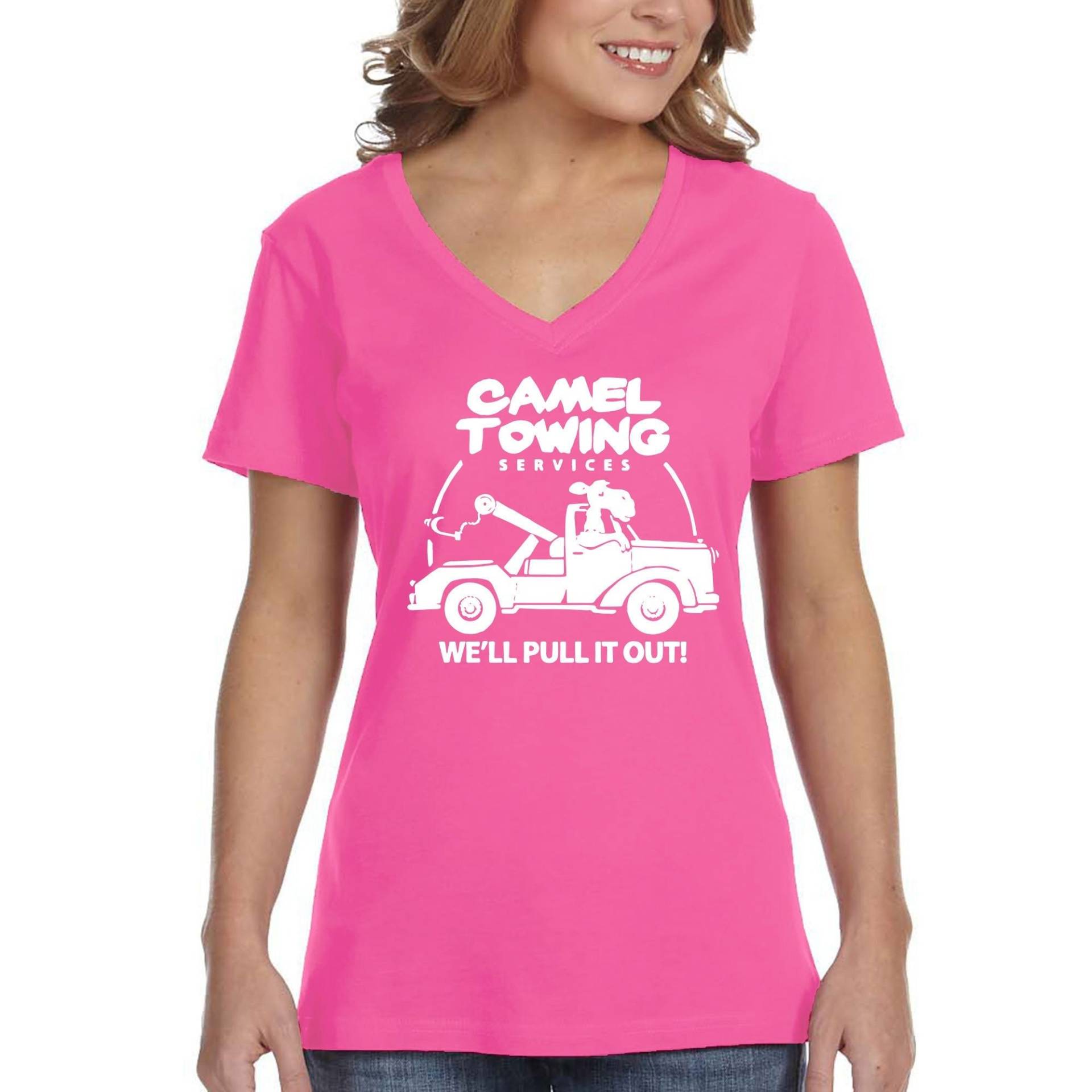 Damen Camel Schleppe Wir Werden Es Ausziehen Lkw Trucker Trucking Funny Novelty Humor Frat College Party Geschenk V-Ausschnitt T-Shirt von XtraFlyApparel