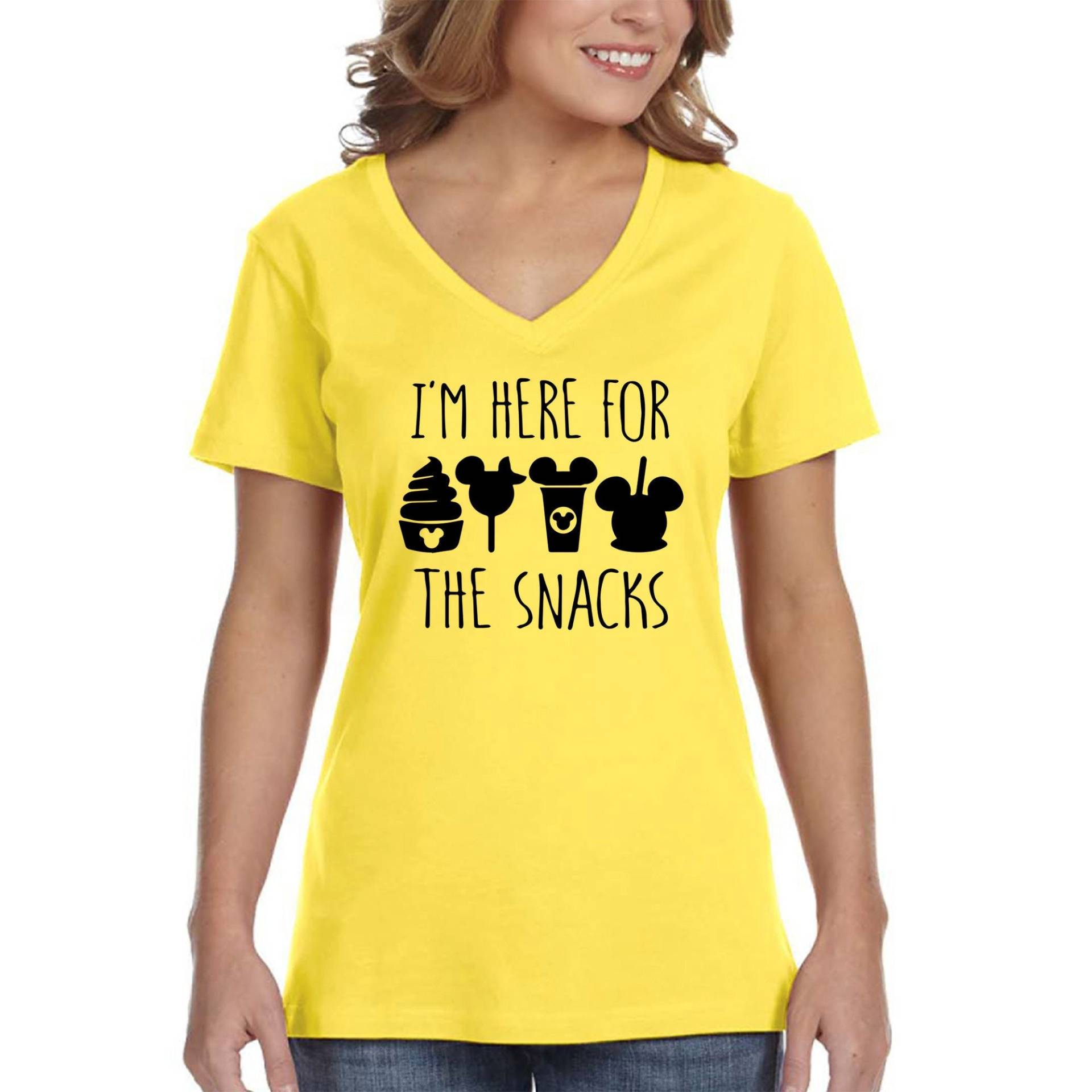 Damen I'm Here For Snacks V-Ausschnitt T-Shirt, Passendes Familien Urlaub Zauberhaftes Motiv Shirt, Magic Fantasy T-Shirt von XtraFlyApparel