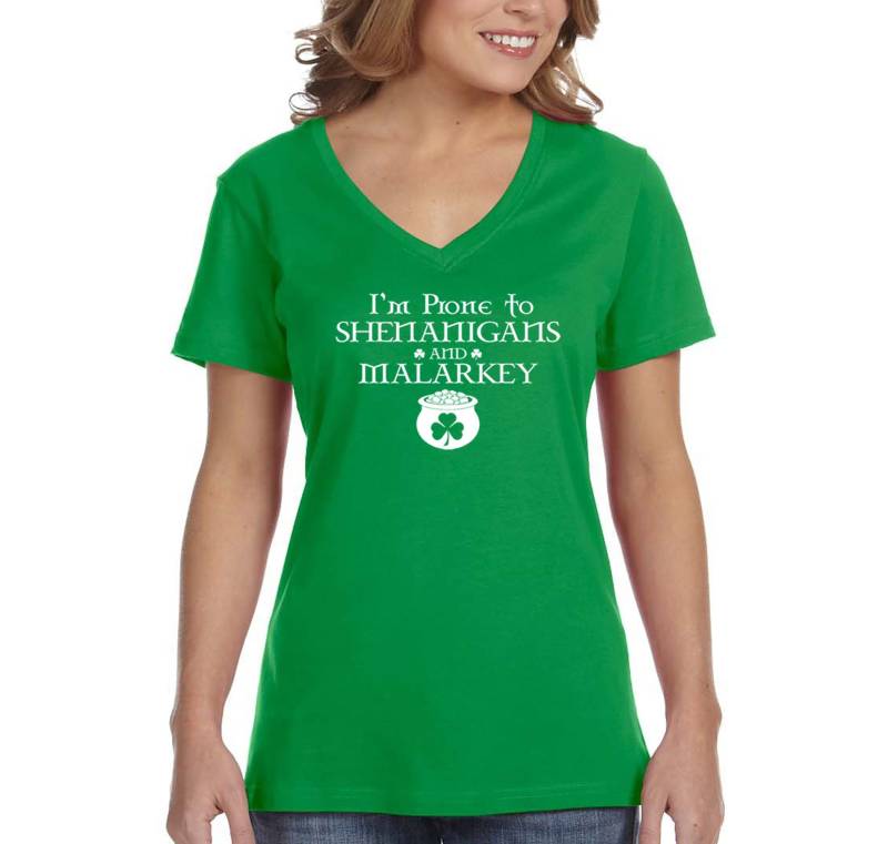 Damen I'm Prone To Shenanigans & Malarkey St. Patrick Es Clover Leprechaun Beer Irish Funny Party Drinking V-Neck T-Shirt von XtraFlyApparel