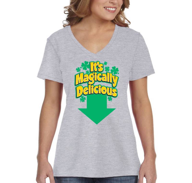 Damen Magicially Delicious St. Patrick Es Day Leprechaun Glücksbringer Party Irish Shamrock Kleeblatt Topf Gold V-Ausschnitt T-Shirt von XtraFlyApparel