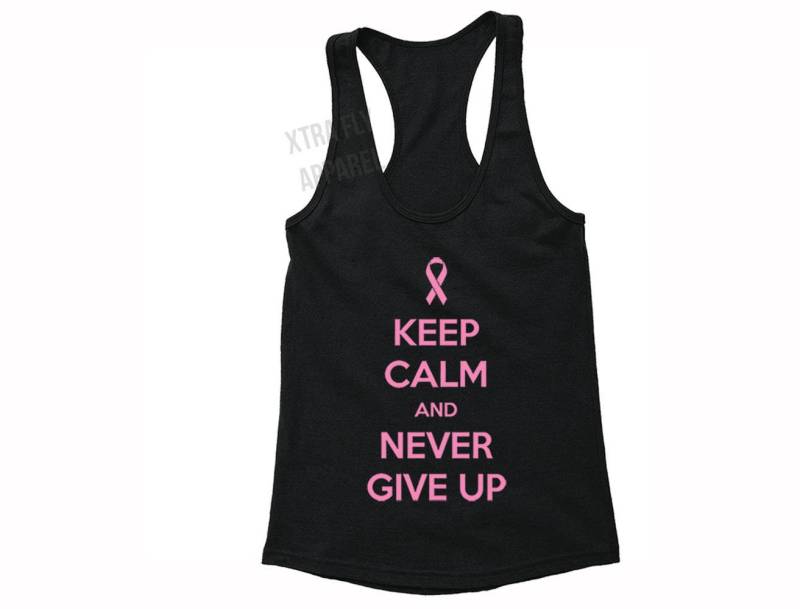 Frauen Brustkrebs Bewusstsein Oktober Keep Calm Never Give Up Pink Band Survivor Racer-Back von XtraFlyApparel