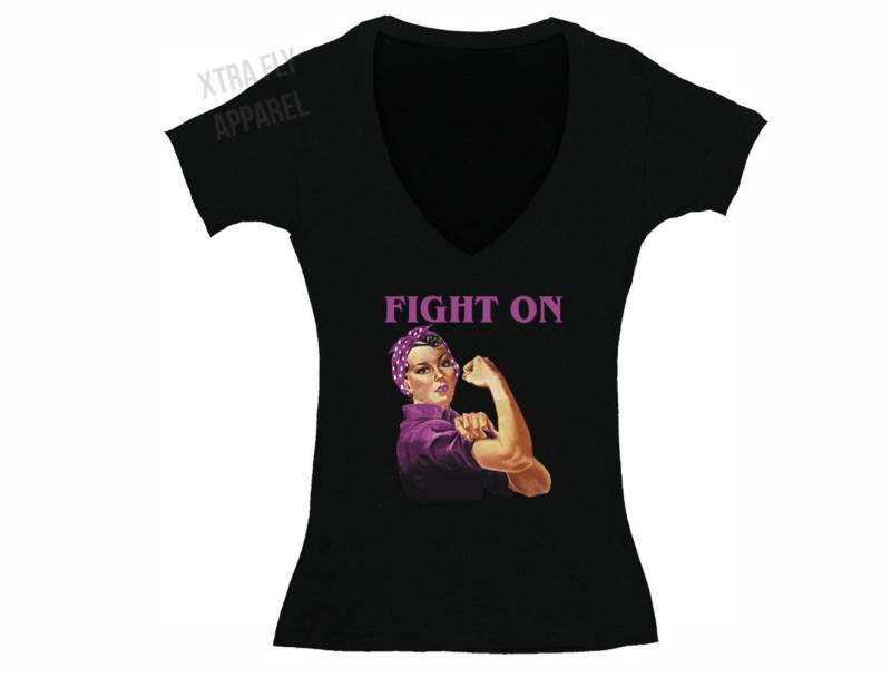Frauen Brustkrebs Bewusstsein Rosie Riveter Fight On Pink Band Survivor V-Neck T-Shirt von XtraFlyApparel
