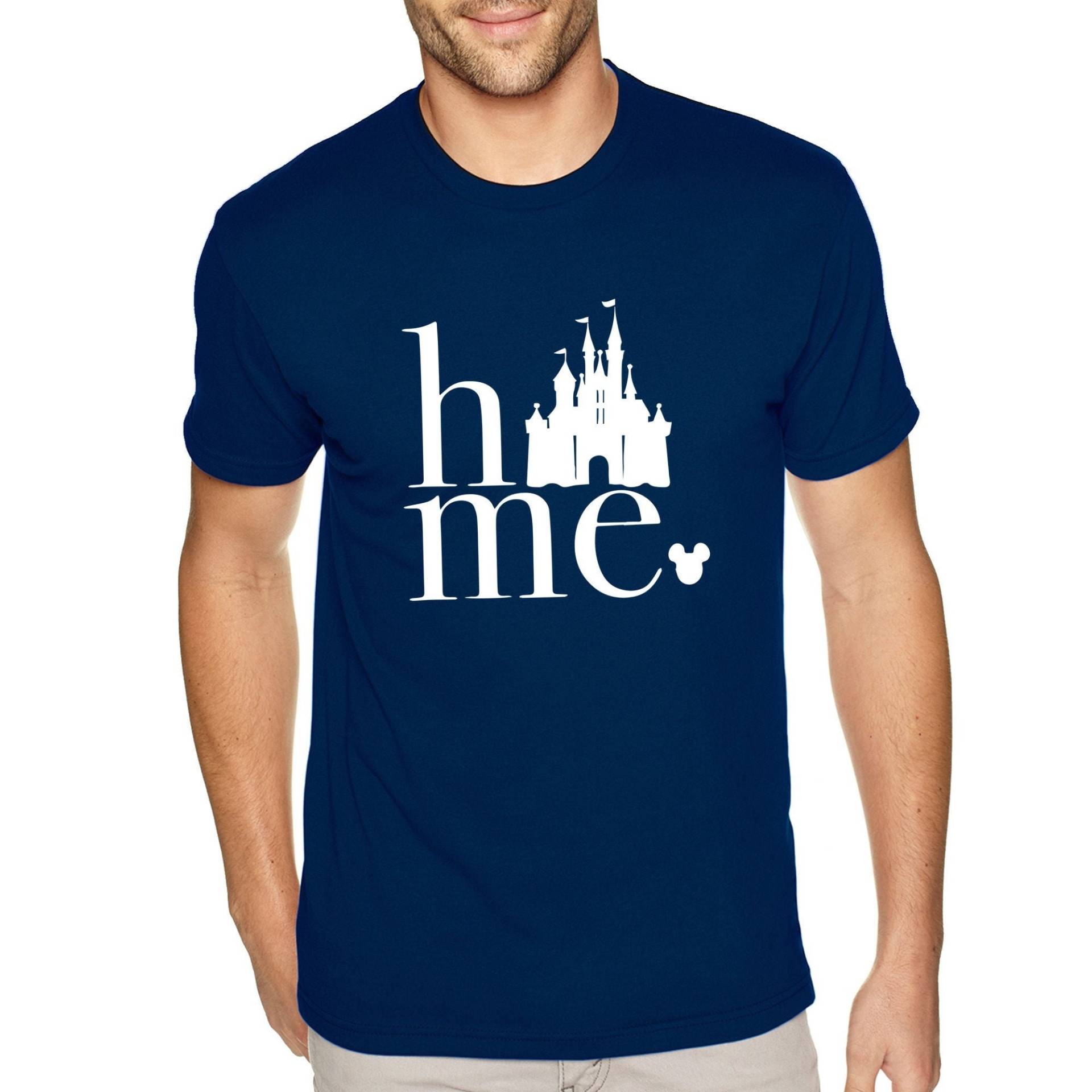 Herren Home Castle T-Shirt, Passendes Familien Urlaub Zauberhaftes Motiv Shirt, Magic Fantasy Cruise Trip T-Shirt von XtraFlyApparel