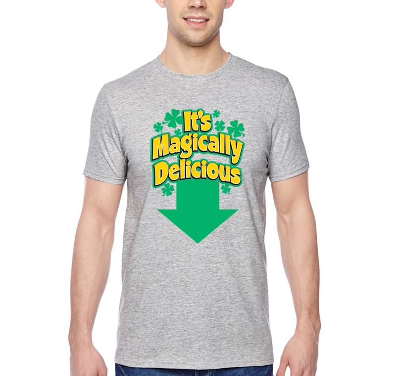 Herren Magicially Delicious St. Patrick Es Day Leprechaun Funny Party Irish Shamrock Kleeblatt Topf Gold T-Shirt von XtraFlyApparel