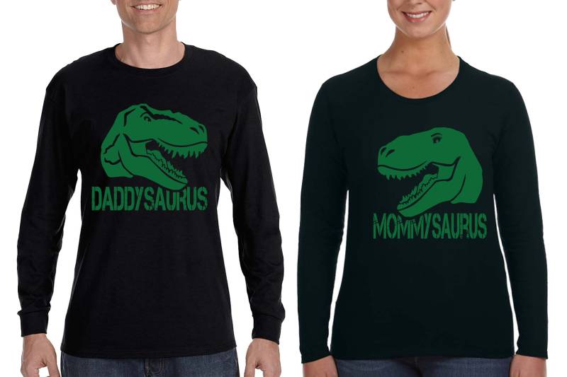 Kostenloser Versand Passende Paare Daddysaurus Mommysaurus Dinosaurier Liebe Urlaub Mann Frau Familie Valentinstag Langarm Männer Frauen Shirts von XtraFlyApparel