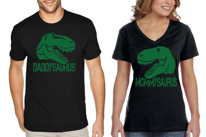 Kostenloser Versand Passende Paare Daddysaurus Mommysaurus Dinosaurier Liebe Valentinstag Mann Frau Familie Männer Frauen V-Ausschnitt Crewneck von XtraFlyApparel