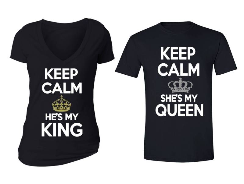 Versandkostenfrei Keep Calm He Es My King She Queen Matching Paare Familie Männer Damen Crewneck V-Ausschnitt T-Shirt Schwarz von XtraFlyApparel