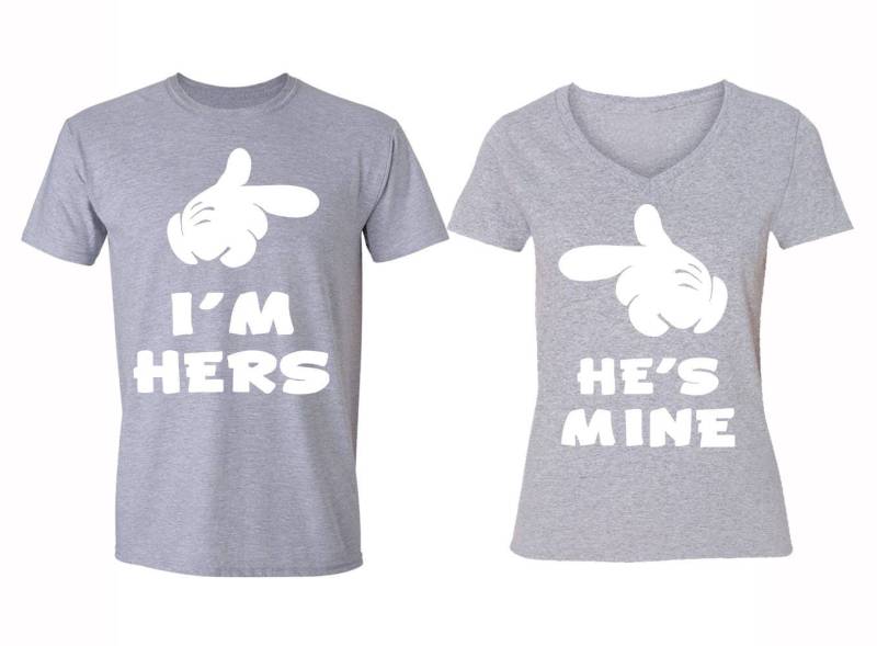 Versandkostenfrei Passende Paare Familie He Es Mine I'm Hers Passendes Paar Männer Frauen Crewneck V-Ausschnitt T-Shirt Grau von XtraFlyApparel