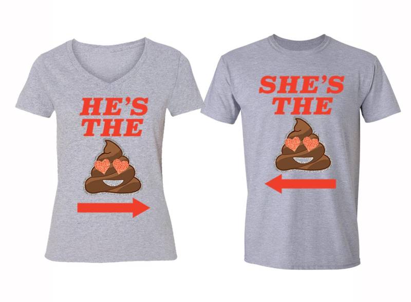 Versandkostenfrei Passende Paare Familie He Es Sht Emoji Poop Love Matching Couple Männer Frauen Crewneck V-Ausschnitt T-Shirt Grau von XtraFlyApparel