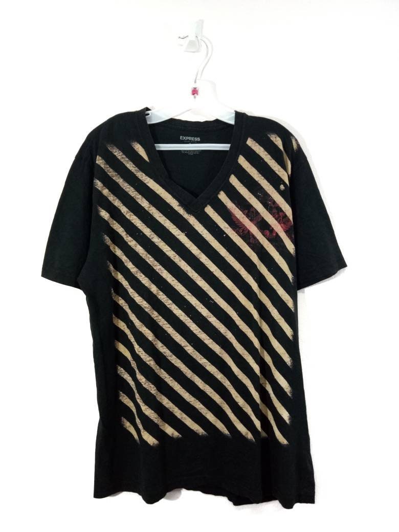 Express Shirt V-Ausschnitt Streifen Grafik Xl Größe Express Shirt V-Ausschnitt Streifen Grafik Xl Größe von XtraTopStore