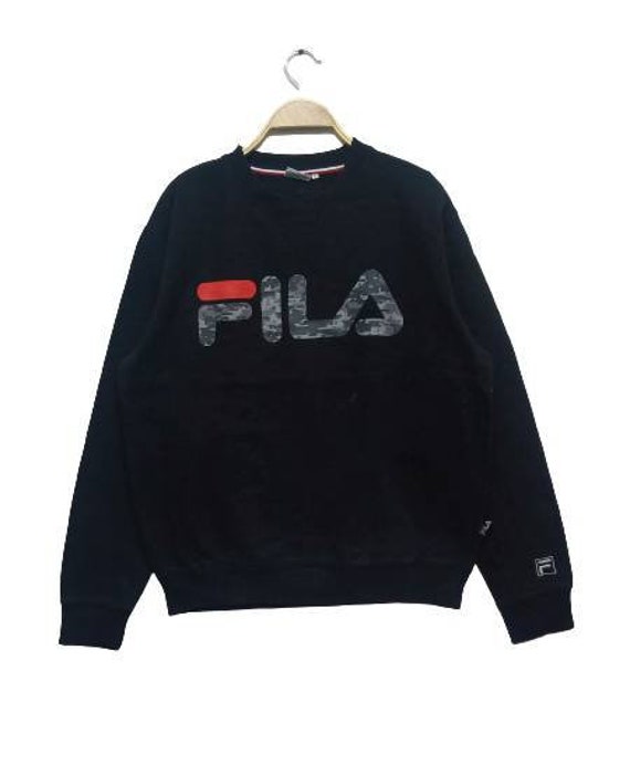 Selten Jahrgang Fila Sweatshirt Camo Spellout/Fila Biella Italia Crewneck Fila Big Spellout Schwarz Farbe Selten Jahrgang Fila Sweatshirt Camo Spellout/Fila Biella Italia Crewneck Fila Big Spellout Schwarz Farbe von XtraTopStore