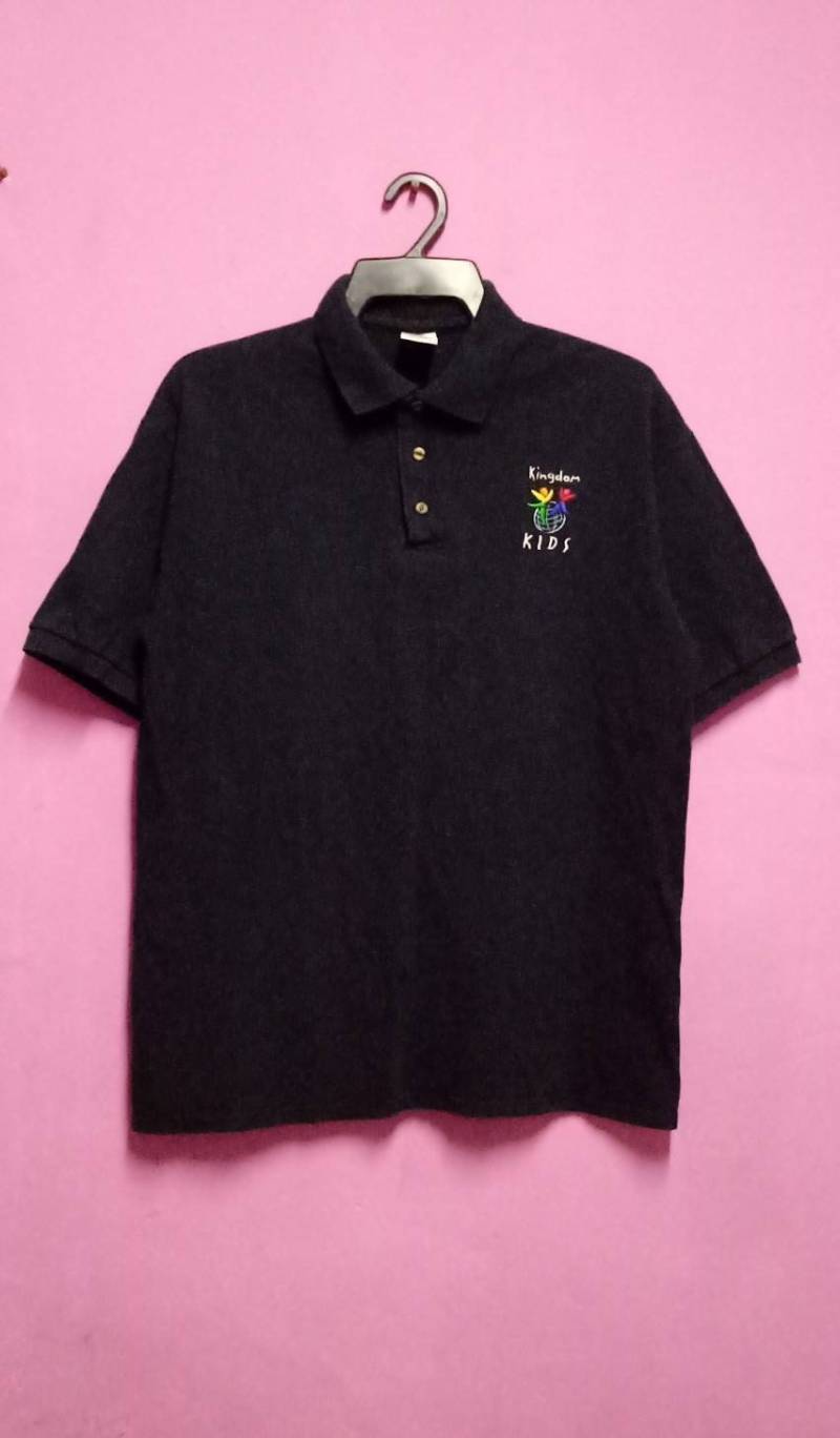 Vintage Kleine Logo Stickerei Tshirt Kragen Größe L Vintage Kleine Logo Stickerei Tshirt Kragen Größe L von XtraTopStore