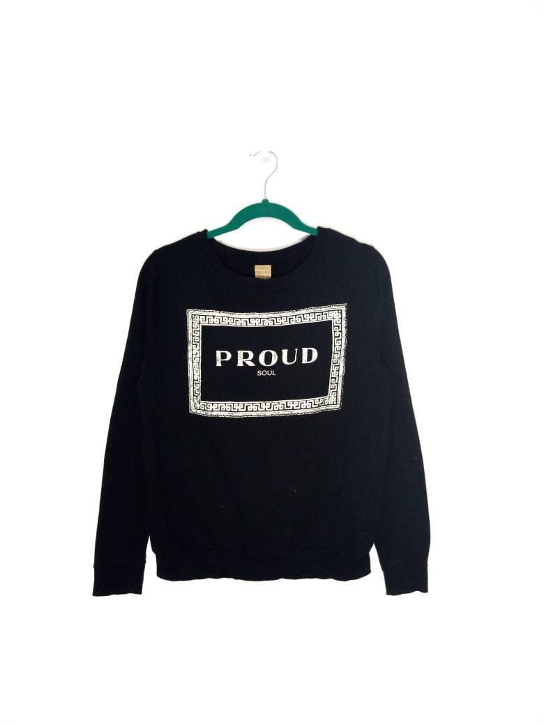 Vintage Proud Soul Big Spellout Gedruckt Crewneck Schwarz Farbe von XtraTopStore