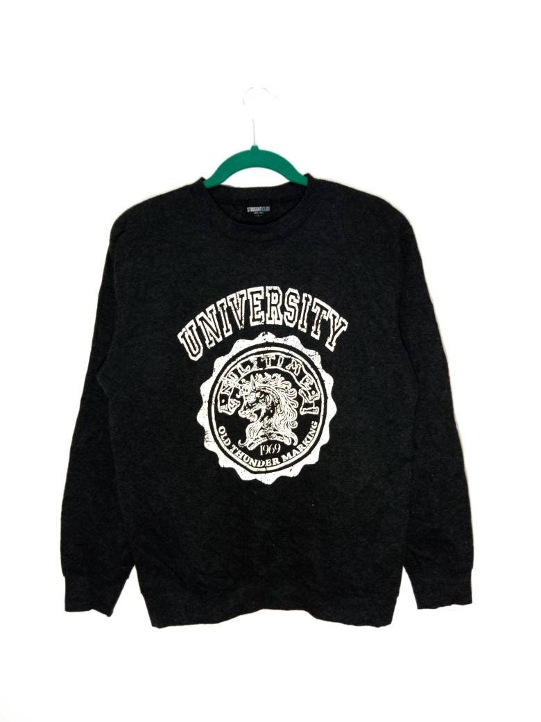 Vintage Universität Sweatshirt Große Logo Crewneck Größe L Vintage Universität Sweatshirt Große Logo Crewneck Größe L von XtraTopStore