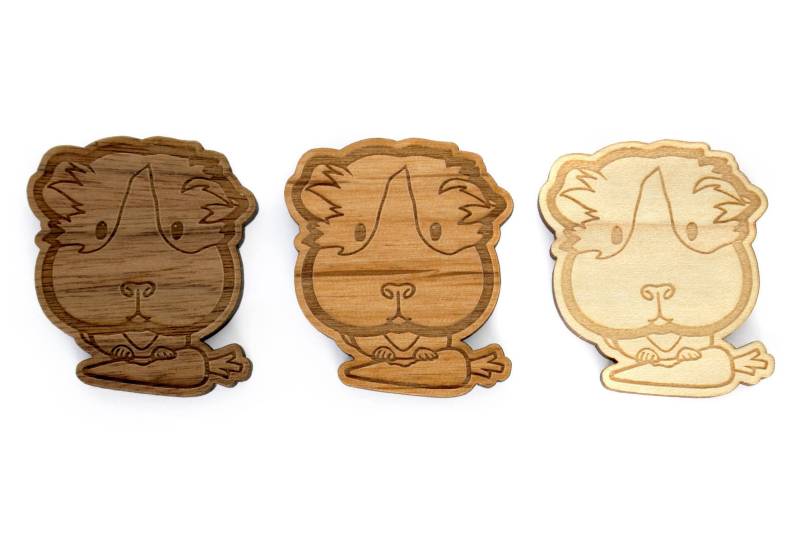 Meerschweinchen-Brosche. Ein Entzückendes Kleines Meerschweinchen Isst Eine Karotte. Lasergravieren Und -Schneiden. Anpassbar, 3 Holzfarben Zur Meerschweinchen-Brosche. Ein Entzückendes Kleines Meerschweinchen Isst Eine Karotte. Lasergravieren Und -Schneiden. Anpassbar, 3 Holzfarben Zur von XxGalleryDesign