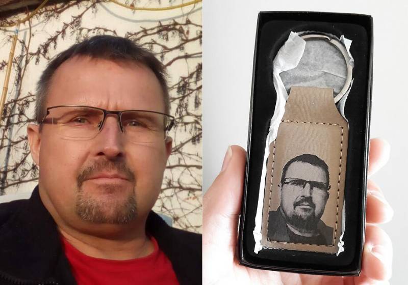 Schlüsselanhänger Aus Kunstleder, Auf Dem Ihr Foto Lasergraviert Ist. Fotogeschenk-Souvenir Von Hochzeit, Geburtstag, Idealer Vatertag Schlüsselanhänger Aus Kunstleder, Auf Dem Ihr Foto Lasergraviert Ist. Fotogeschenk-Souvenir Von Hochzeit, Geburtstag, Idealer Vatertag von XxGalleryDesign