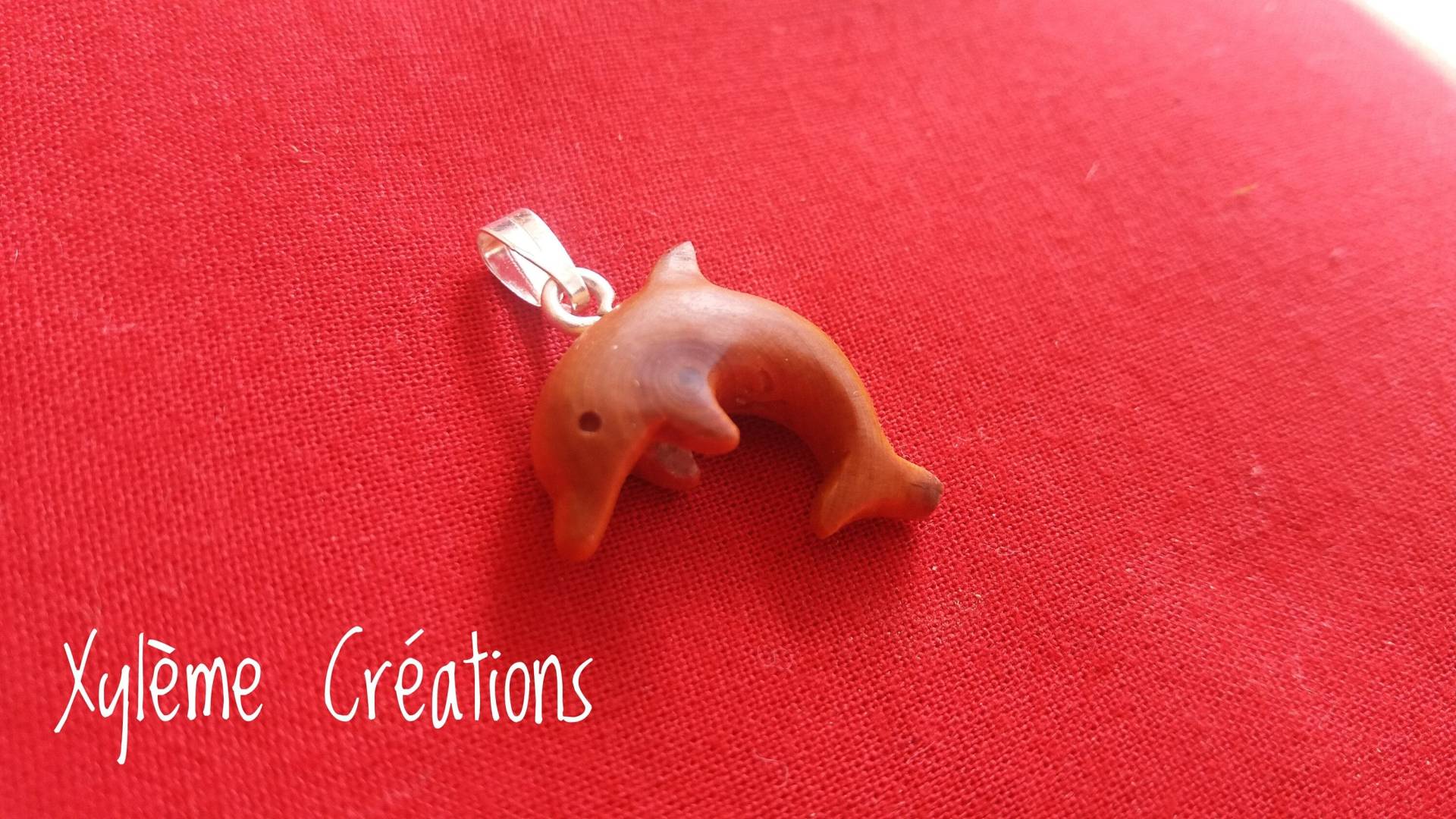 Geschnitzter Delfin-Anhänger Geschnitzter Delfin-Anhänger von XylemeCreations