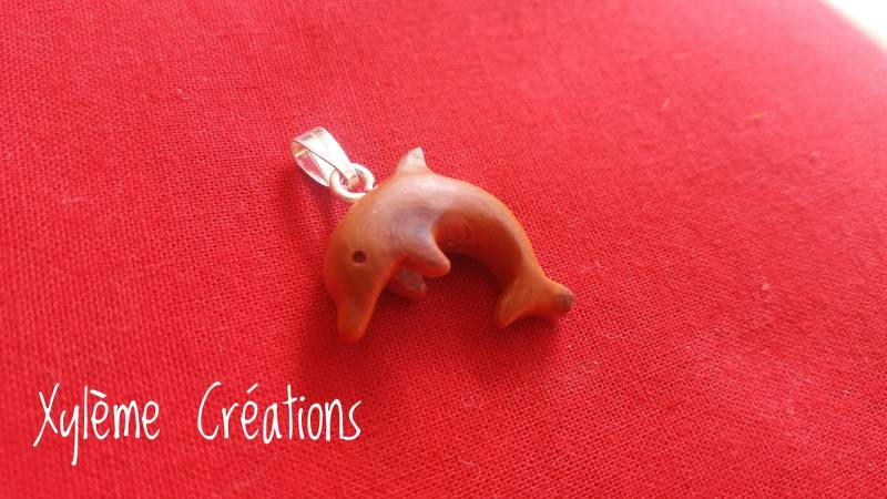Geschnitzter Delfin-Anhänger Geschnitzter Delfin-Anhänger von XylemeCreations