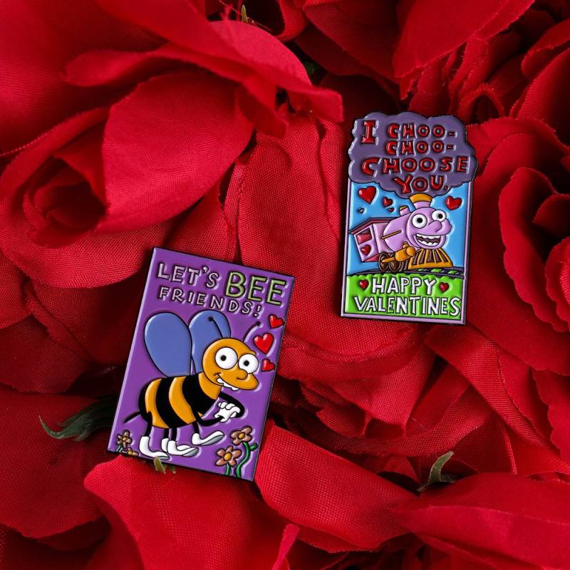 Choo Wählen Sie Emaille Pin Pack Mit Valentinstag Karte Choo Wählen Sie Emaille Pin Pack Mit Valentinstag Karte von YADAYADAYADACO