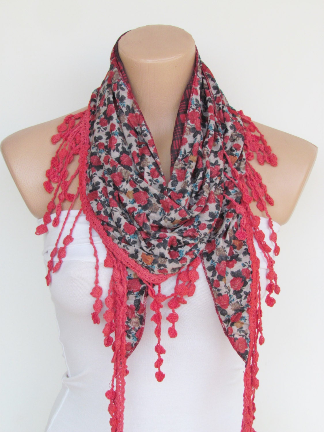 Roter Blumenschal Mit Fransen - Dreieckstuch-Schal-Neue Saison-Halskette-Lariat- Halswärmer- Infinity Schal-Muttertagsgeschenk von YADISHACCESSORIES