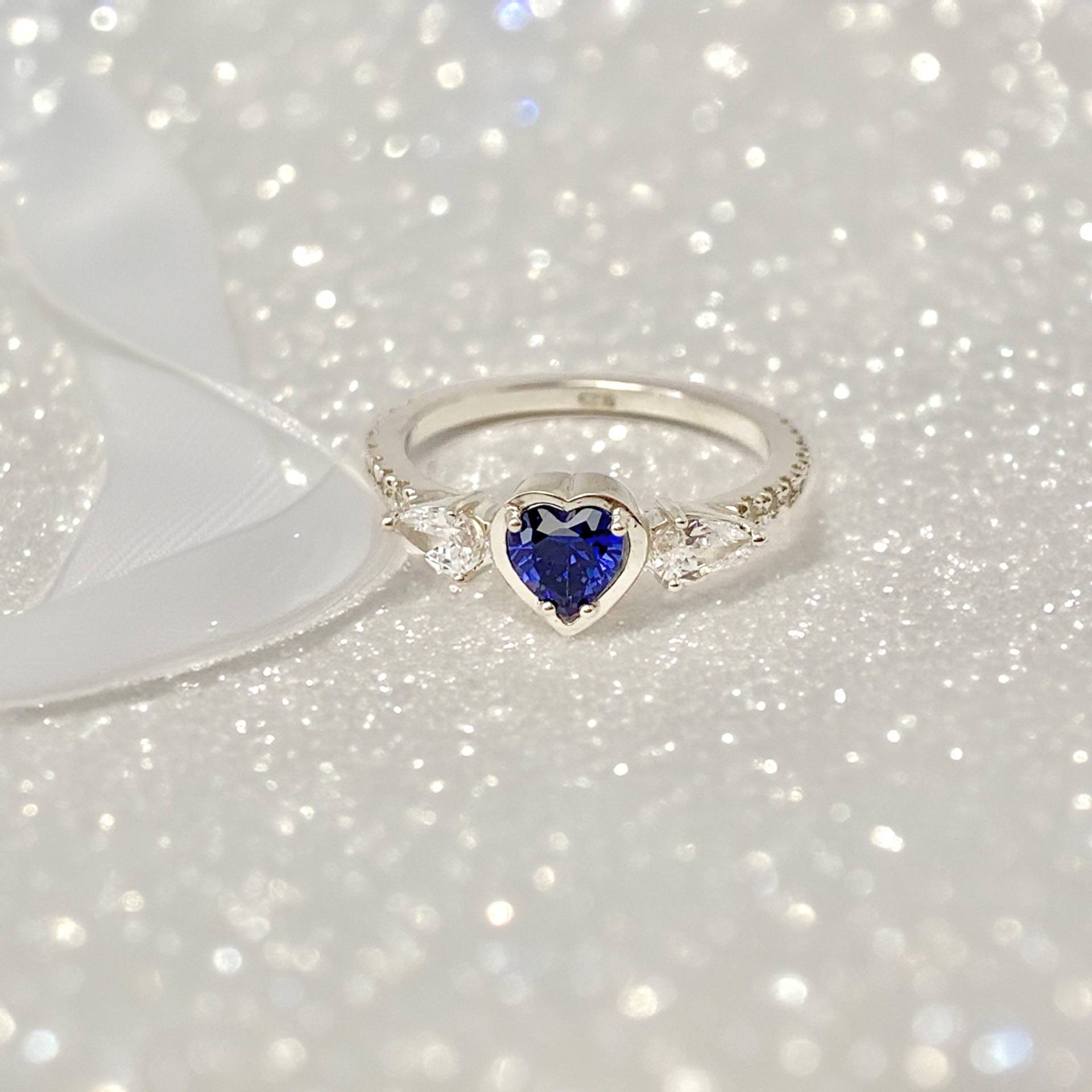 Funkelnder Herz Und Birnen Cz Ring - Drei-stein Gold Versprechensring Für Sie von YAJewelryStore