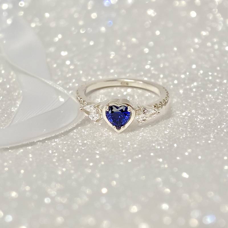 Funkelnder Herz Und Birnen Cz Ring - Drei-stein Gold Versprechensring Für Sie von YAJewelryStore