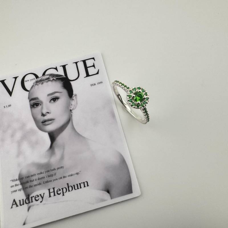 Handgemachter 925 Sterling Silber Ring Im Grünen Cubic Zirkonia Halo Design von YAJewelryStore