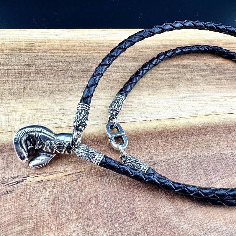 Silber Boxhandschuh Anhänger Halskette. Schwarze Geflochtene Lederkordel Mit Löwenkopfspitzen Und Designerverschluss. Aus Oxidiertem Silber von YAJewelryStore