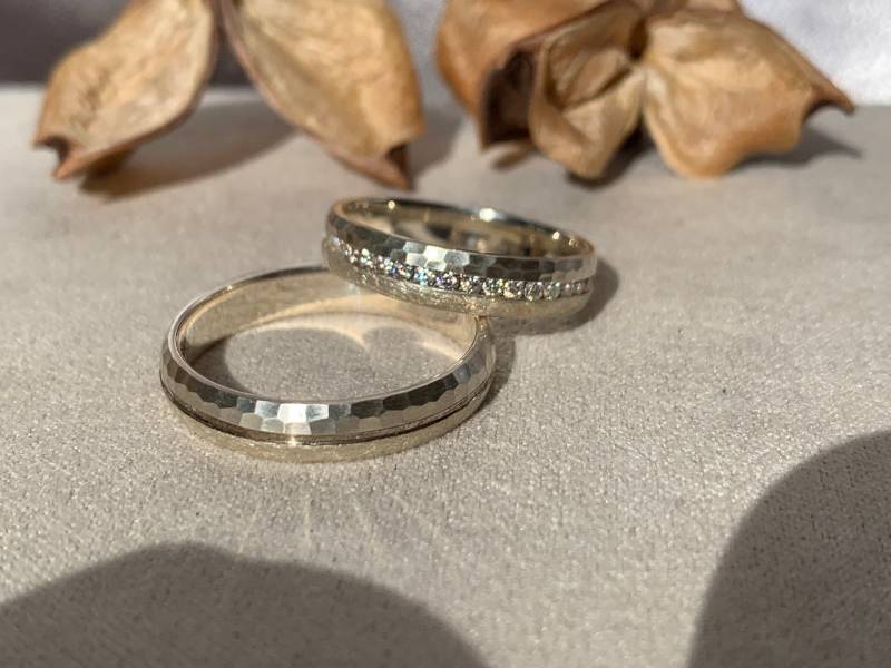 Gehämmertes Sterling Silber Ehering Set Moissanit Stein, Handgemacht von YAJewelryStore