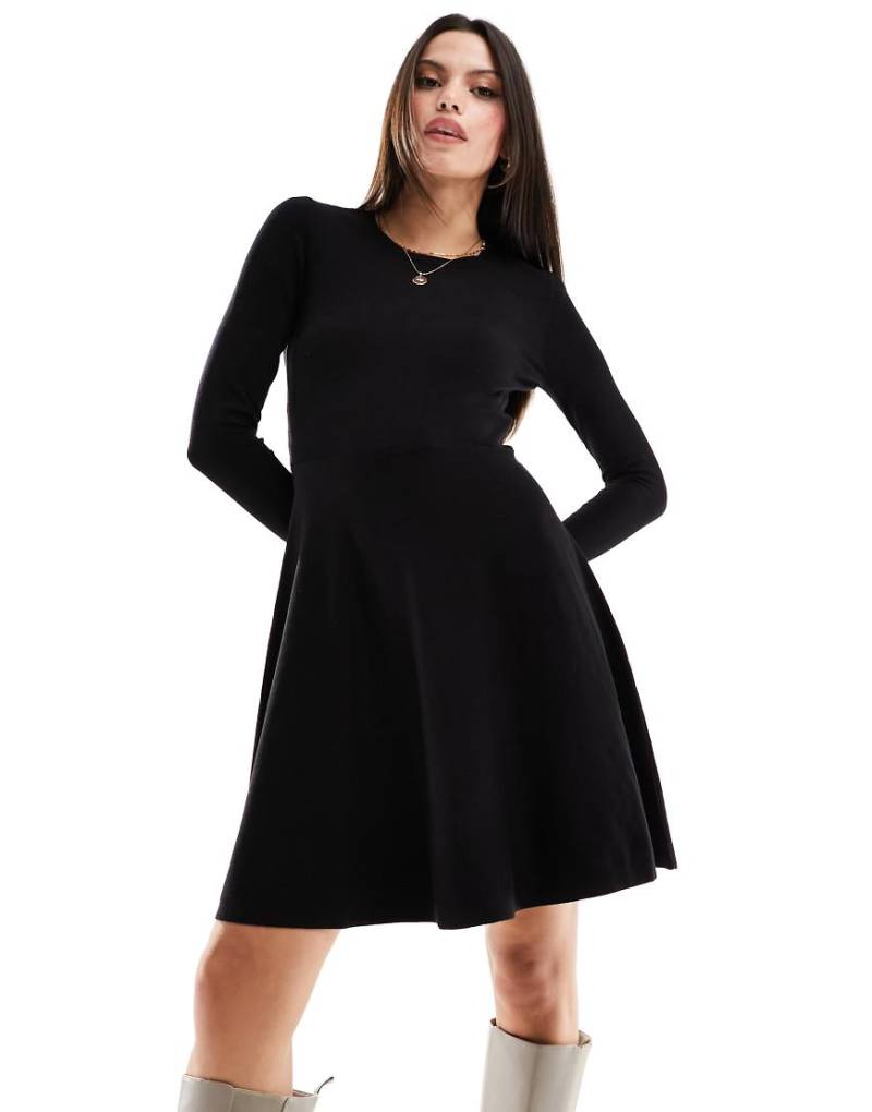 Y. A.S - Ausgestelltes Mini-Strickkleid in Schwarz mit Bündchen aus Spitze von YAS