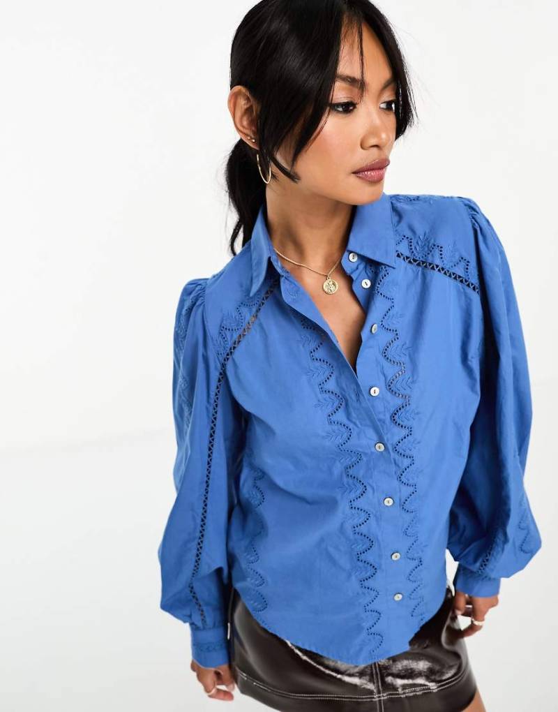 Y. A.S - Bestickte Hemdbluse in Blau mit geschnürtem Leiterdetail von YAS