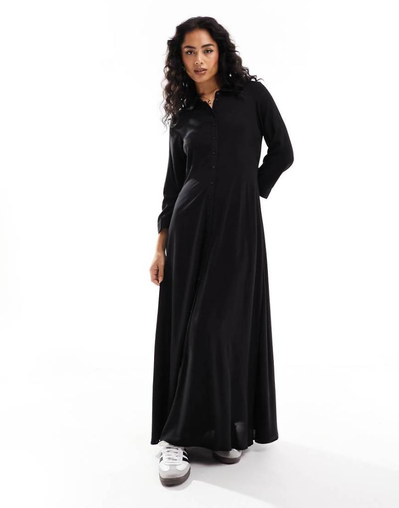Y. A.S - Maxi-Hemdkleid in Schwarz Y. A.S - Maxi-Hemdkleid in Schwarz von YAS