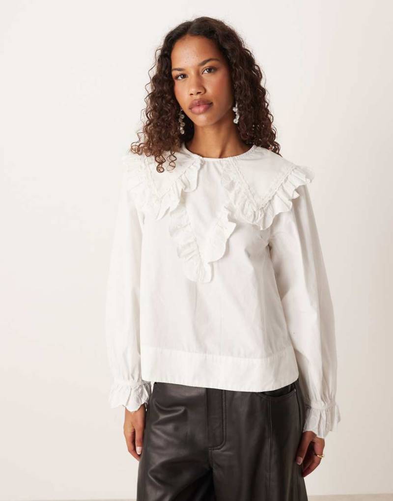 YAS - Bluse in Weiß mit Rüschendetail YAS - Bluse in Weiß mit Rüschendetail von YAS