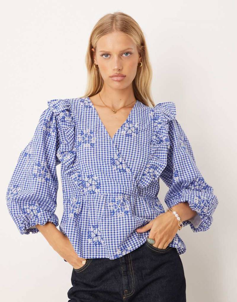 YAS - Bluse mit Rüschendetail und Vichykaro in Blau und Weiß von YAS