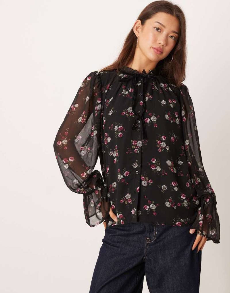 YAS - Boho-Bluse aus Chiffon in Schwarz mit Blumenmuster und Rüschenbesatz von YAS