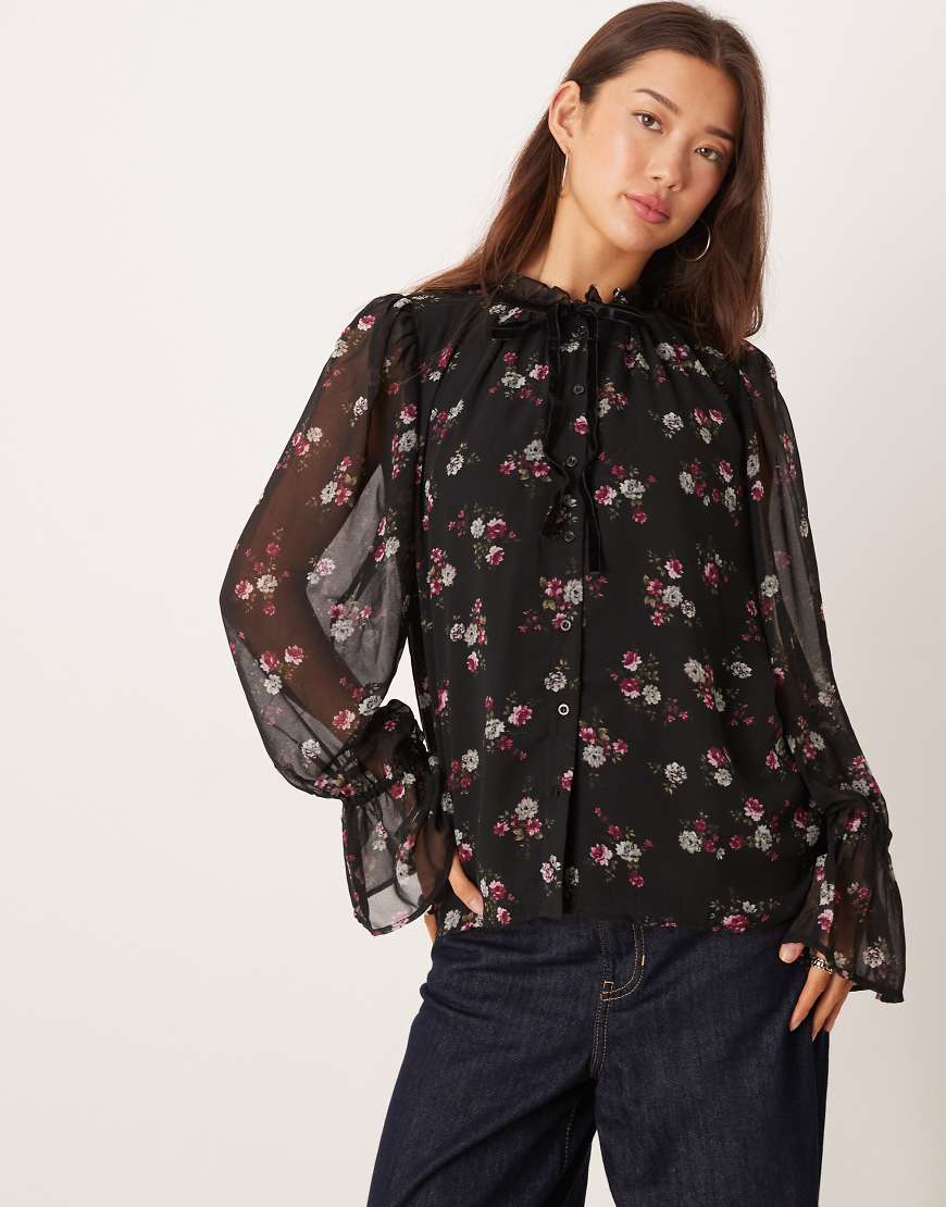 YAS - Boho-Bluse aus Chiffon in Schwarz mit Blumenmuster und Rüschenbesatz von YAS